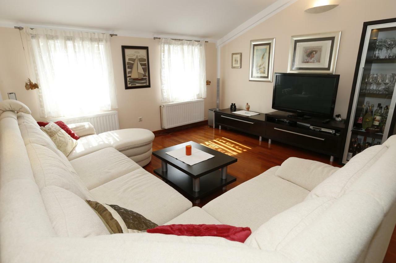 Apartment Bojan With Terrace And Sea View Baska  Bagian luar foto